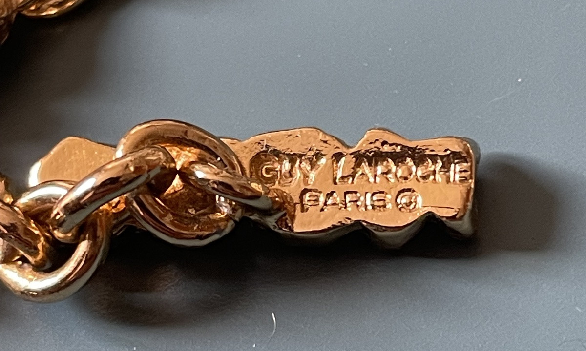Couture Bracelet From Maison Guy Laroche In Gold Metal Gourmette With Vintage Charm-photo-4