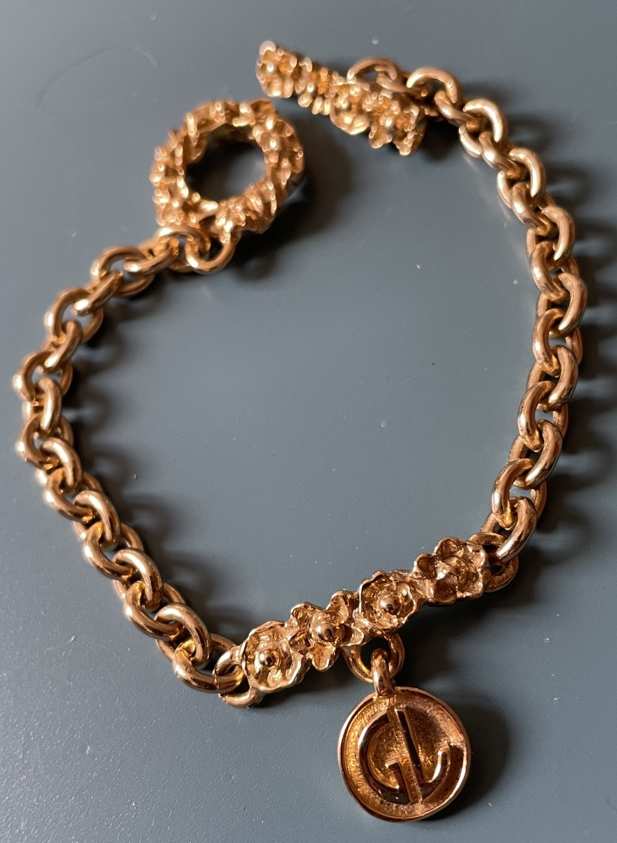 Couture Bracelet From Maison Guy Laroche In Gold Metal Gourmette With Vintage Charm-photo-4
