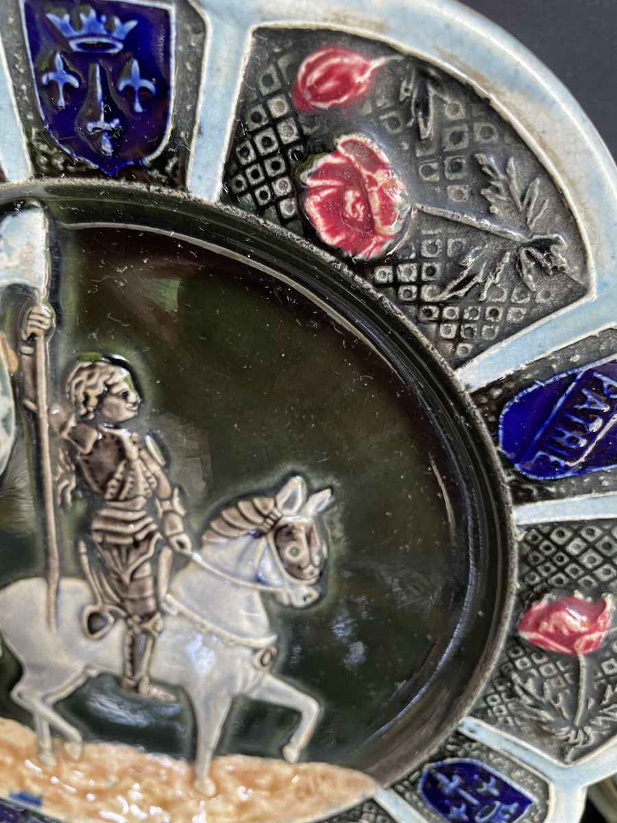 SÉRIE DE 10 ASSIETTES JEANNE D'ARC EN BARBOTINE PROBABLEMENT ONNAING VERS 1890-photo-7