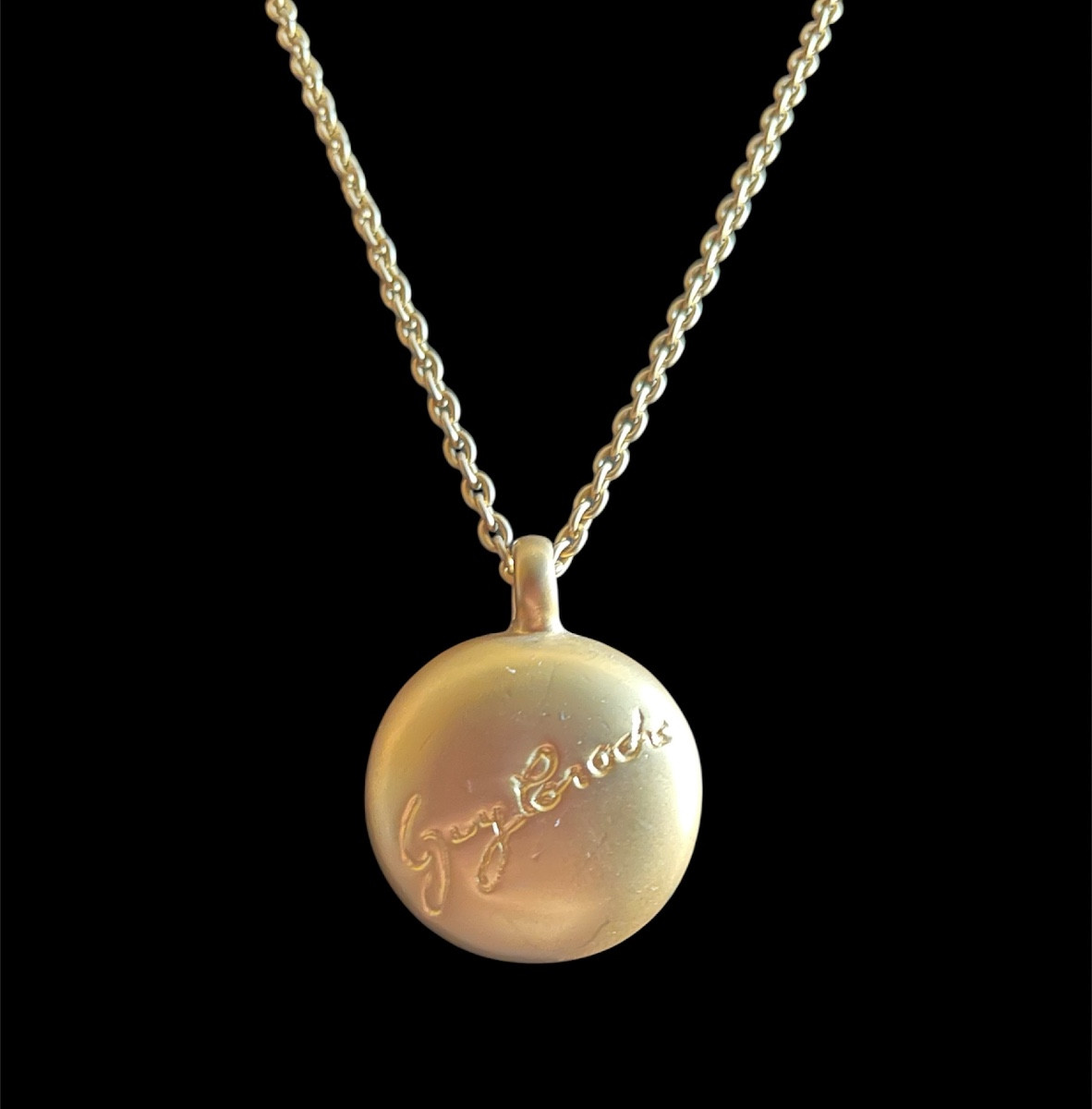 COLLIER  DE LA MAISON GUY LAROCHE EN MÉTAL DORÉ COLLIER PENDENTIF GRIFFÉ BIJOUX COUTURE PARIS 