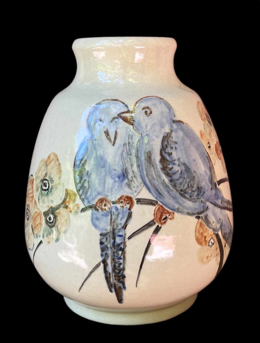 VASE EN FAÏENCE DE LA CÉRAMISTE SIMONE LARRIEU DÉCOR D'OISEAUX ET FLEURS VERS 1940-1950