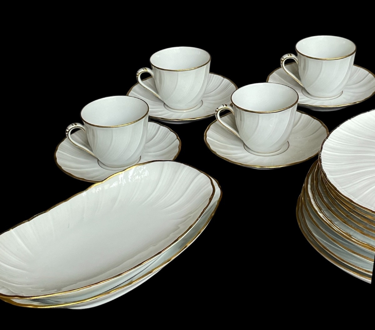 SERVICE  DE TABLE BERNARDAUD MODÈLE VERLAINE PORCELAINE  LIMOGES  LISERÉ DORÉ  MOTIF PÉTALE-photo-6
