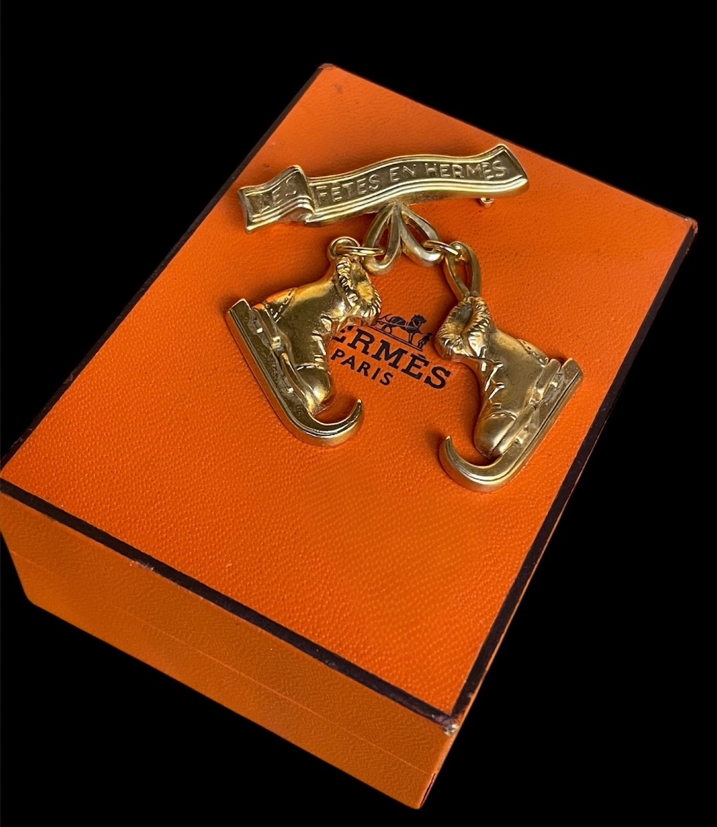 BROCHE HERMÈS EN MÉTAL DORÉ BRELOQUES PATINS À GLACE BROCHE VINTAGE LES FÊTES EN HERMÈS -photo-2