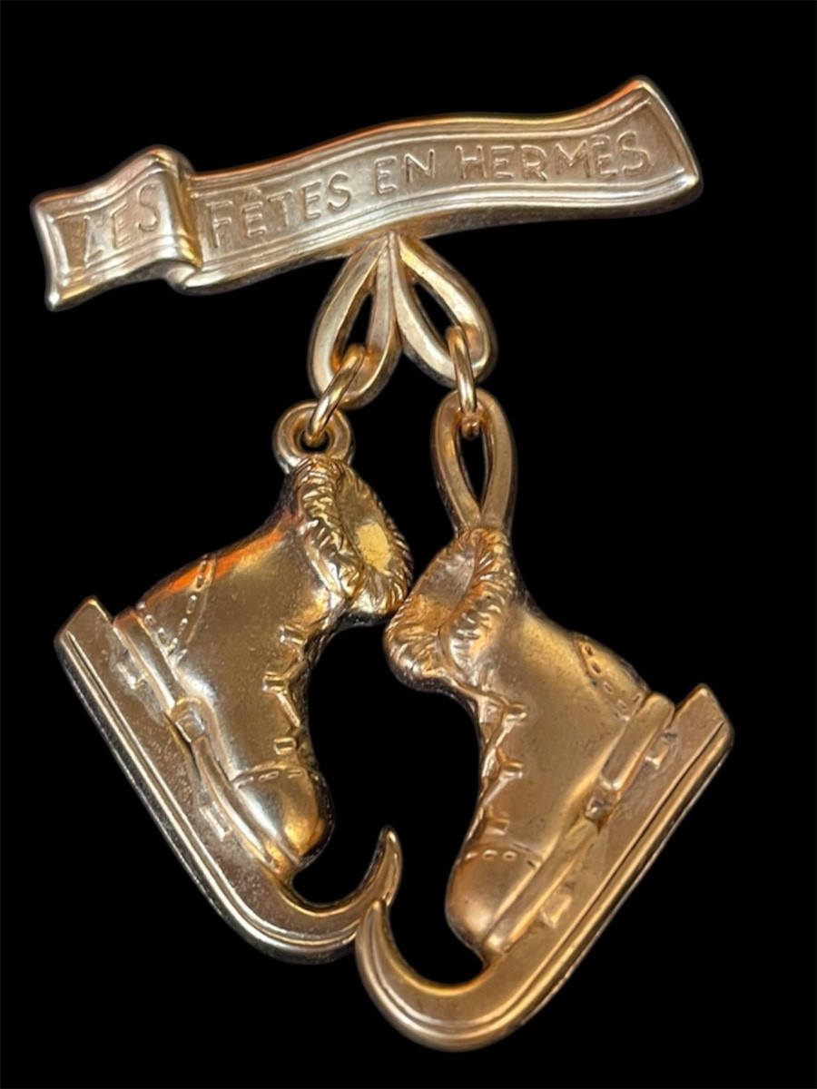 BROCHE HERMÈS EN MÉTAL DORÉ BRELOQUES PATINS À GLACE BROCHE VINTAGE LES FÊTES EN HERMÈS 