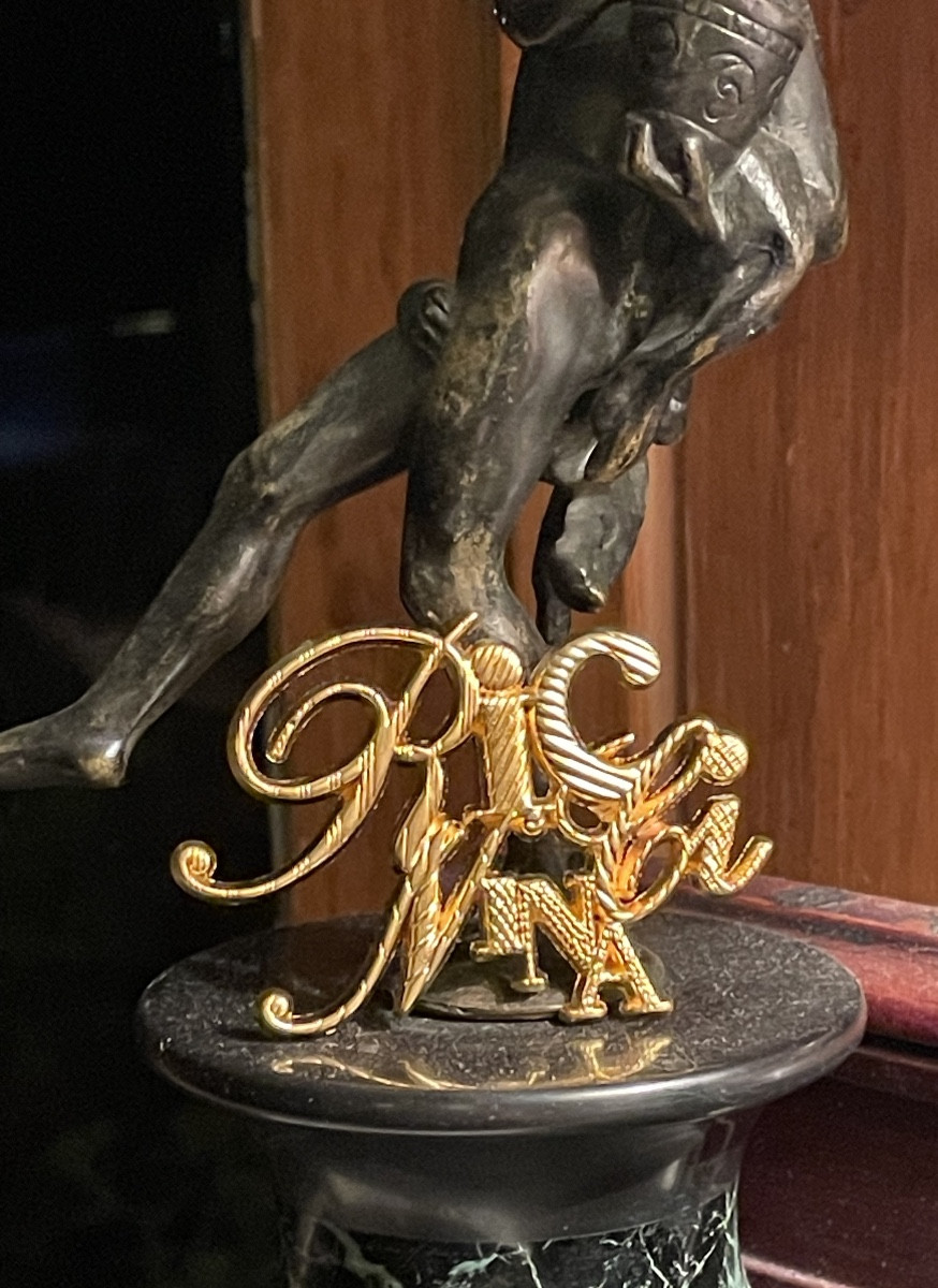 BROCHE DE LA MAISON  NINA RICCI EN MÉTAL DORÉ  VINTAGE BIJOUX COUTURE