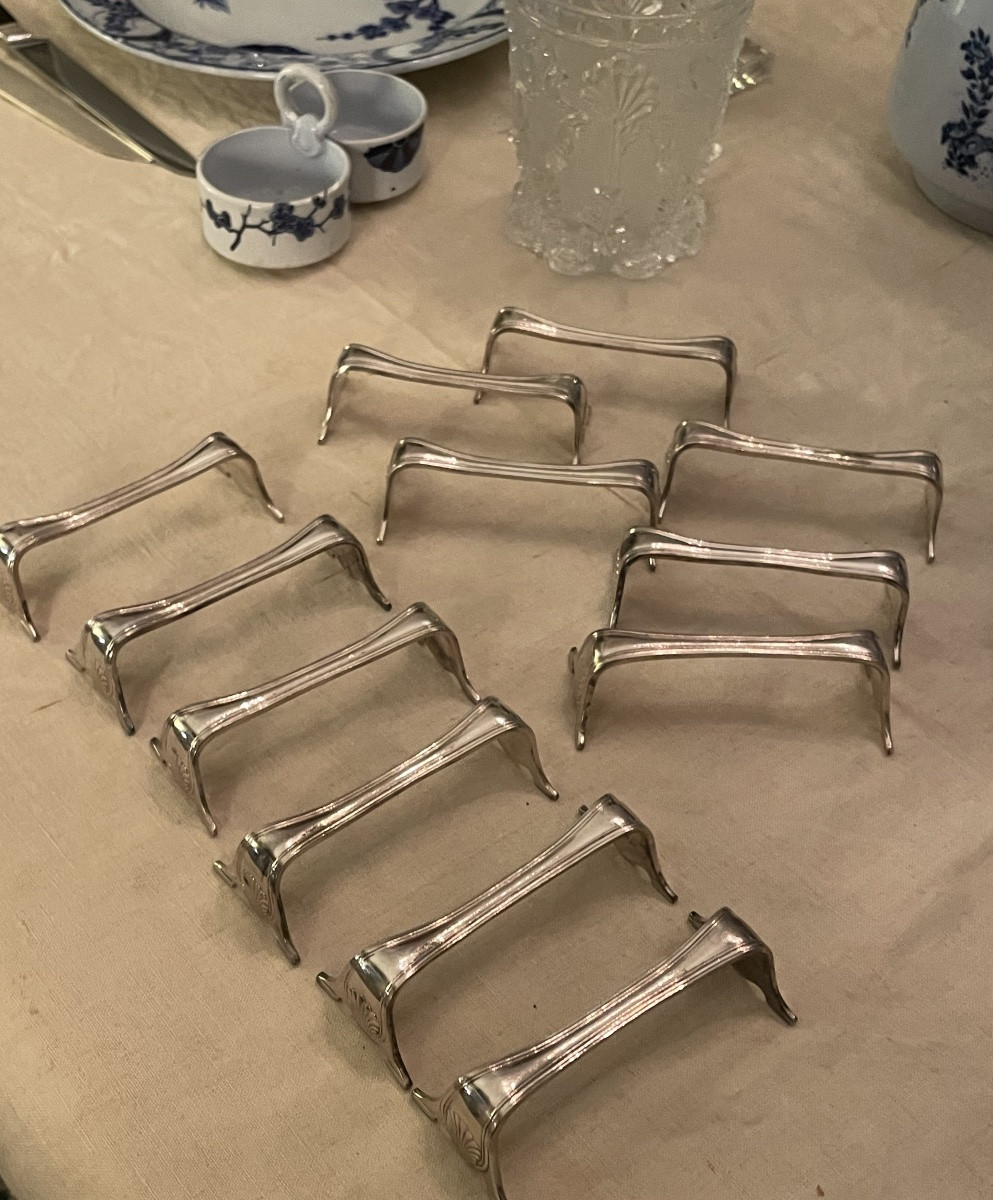 12 PORTE-COUTEAUX EN MÉTAL ARGENTÉ DE LA MAISON ERCUIS  MODÈLE COQUILLE LOUIS XV ARGENTERIE -photo-1