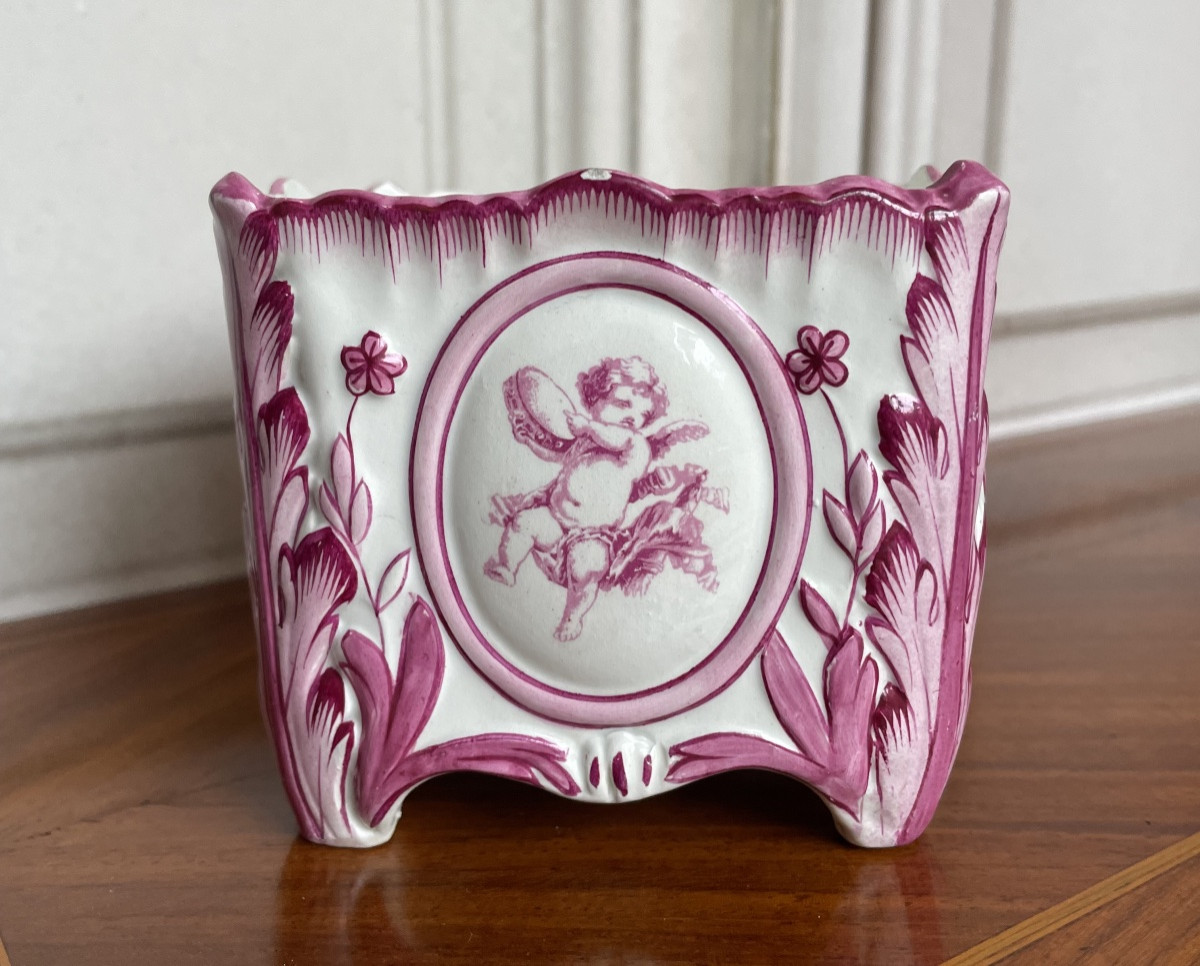 CACHE-POT OU CAISSE EN FAÏENCE DE GIEN DÉCOR D'ANGELOTS DABS LES TOND ROSE FIN XIX ÈME -photo-1