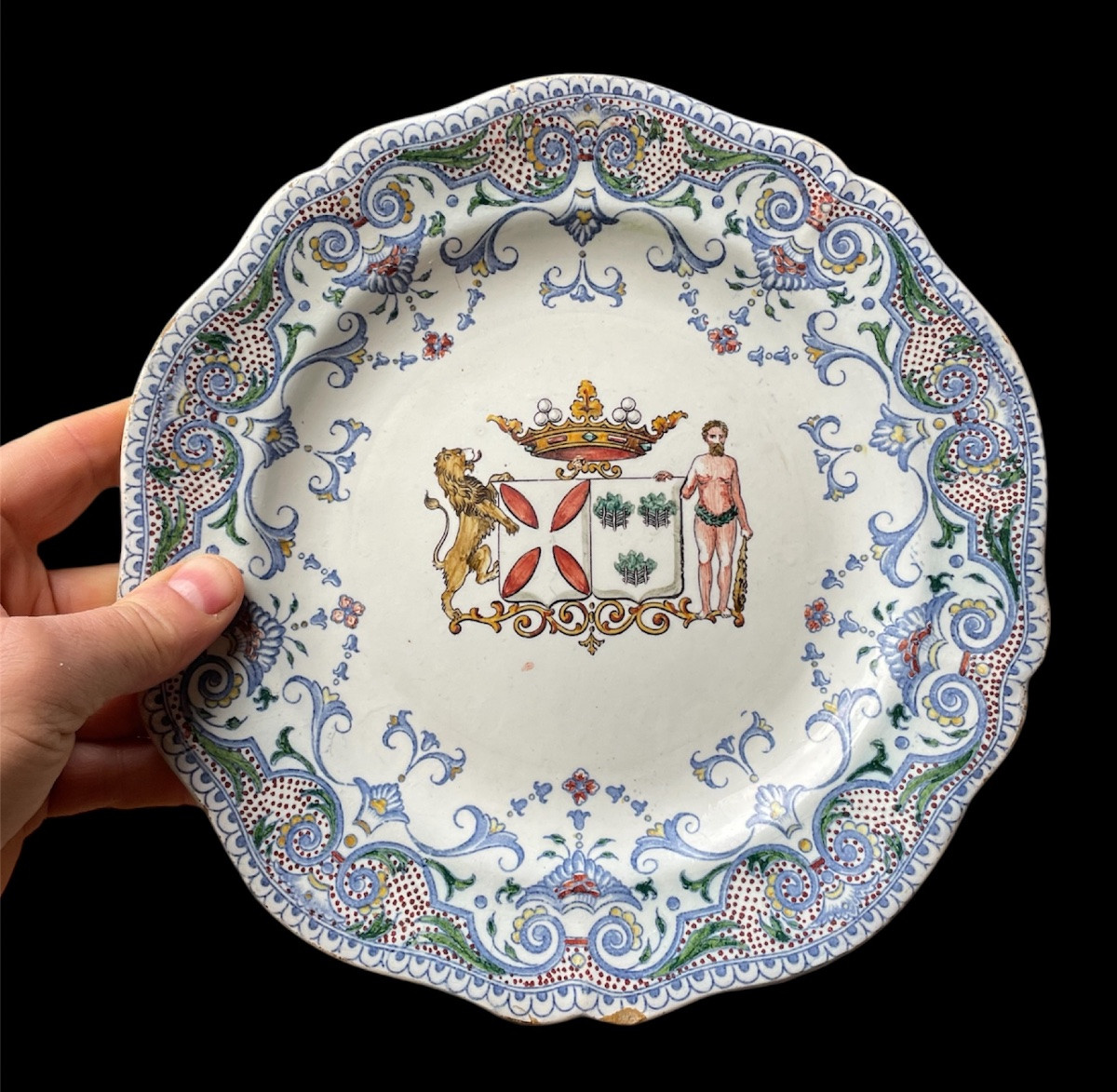 ASSIETTES EN FAÏENCE DE GIEN ARMORIE DE LA FAMILLE DE ROUGÉ COURONNE DE MARQUIS NOBLESSE BLASON-photo-2