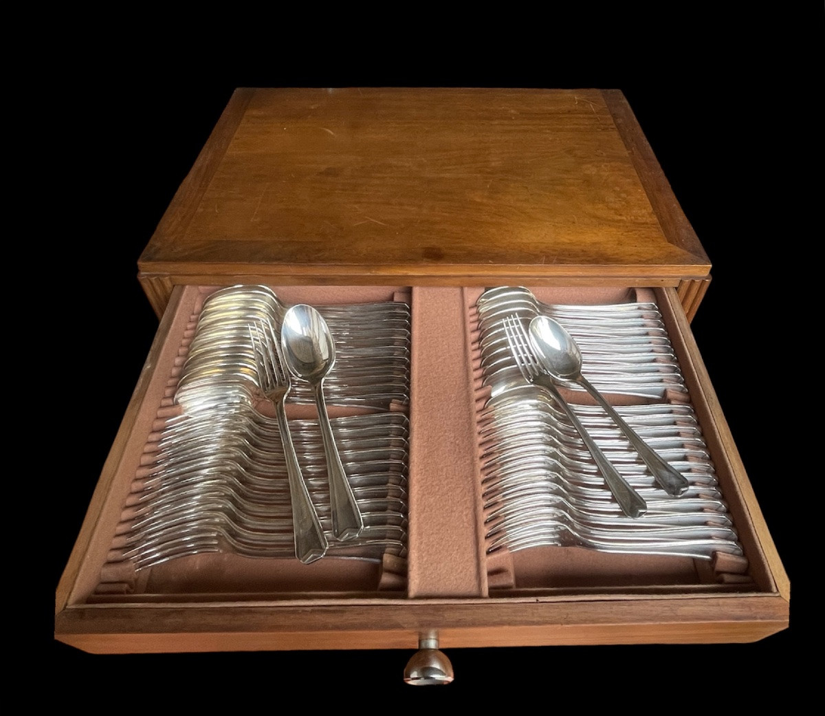 MÉNAGÈRE DE LA MAISON CHRISTOFLE  144 PIÈCES  MODÈLE CHEVRON PAR LUC LANEL  EN MÉTAL ARGENTÉ  -photo-2