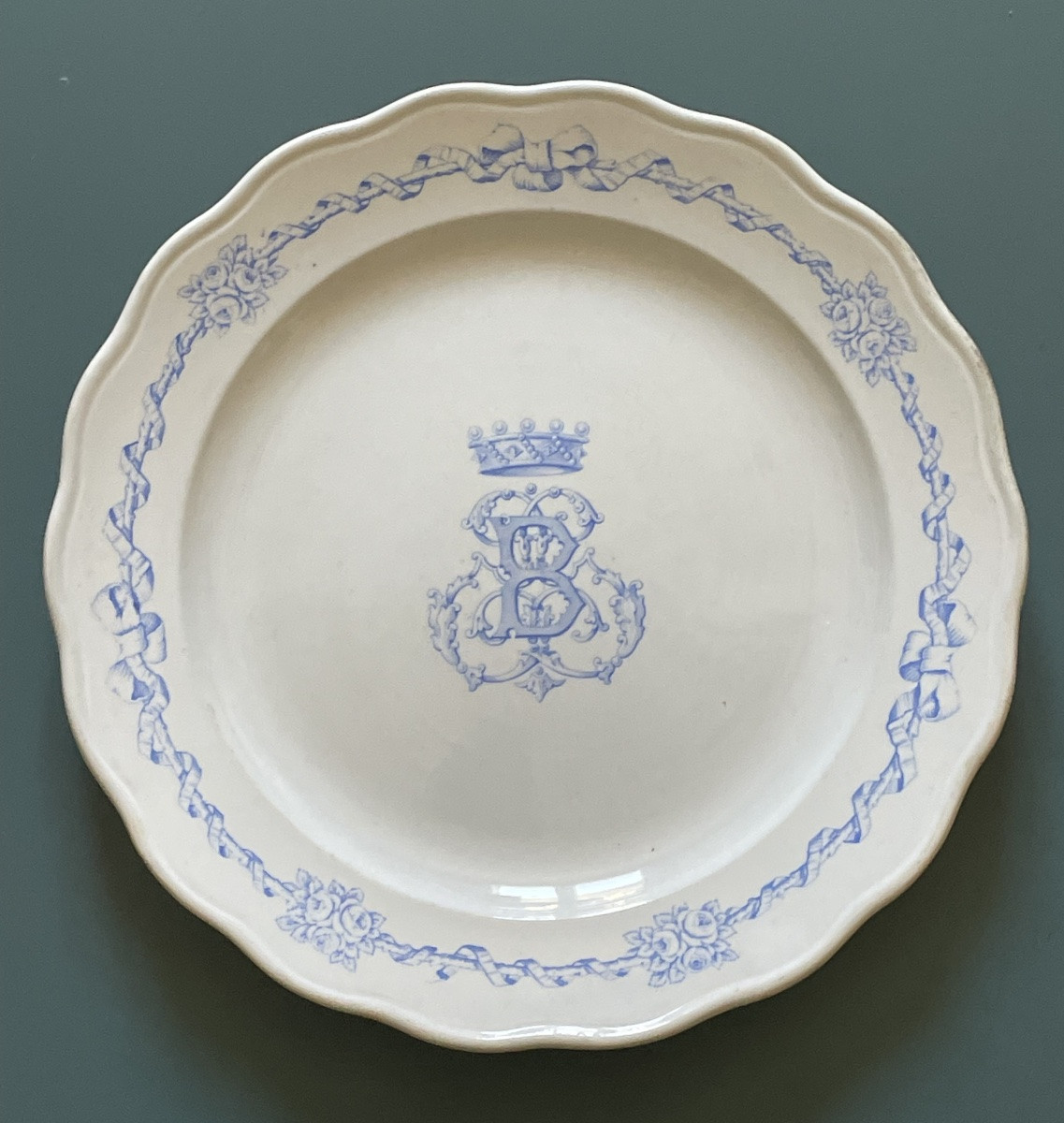 PLAT EN FAÏENCE ANGLAISE COURONNE DE BARON  MAISON  ERNEST-BAPTISTE LÉVEILLÉ NOBLE ARISTOCRATIE-photo-3