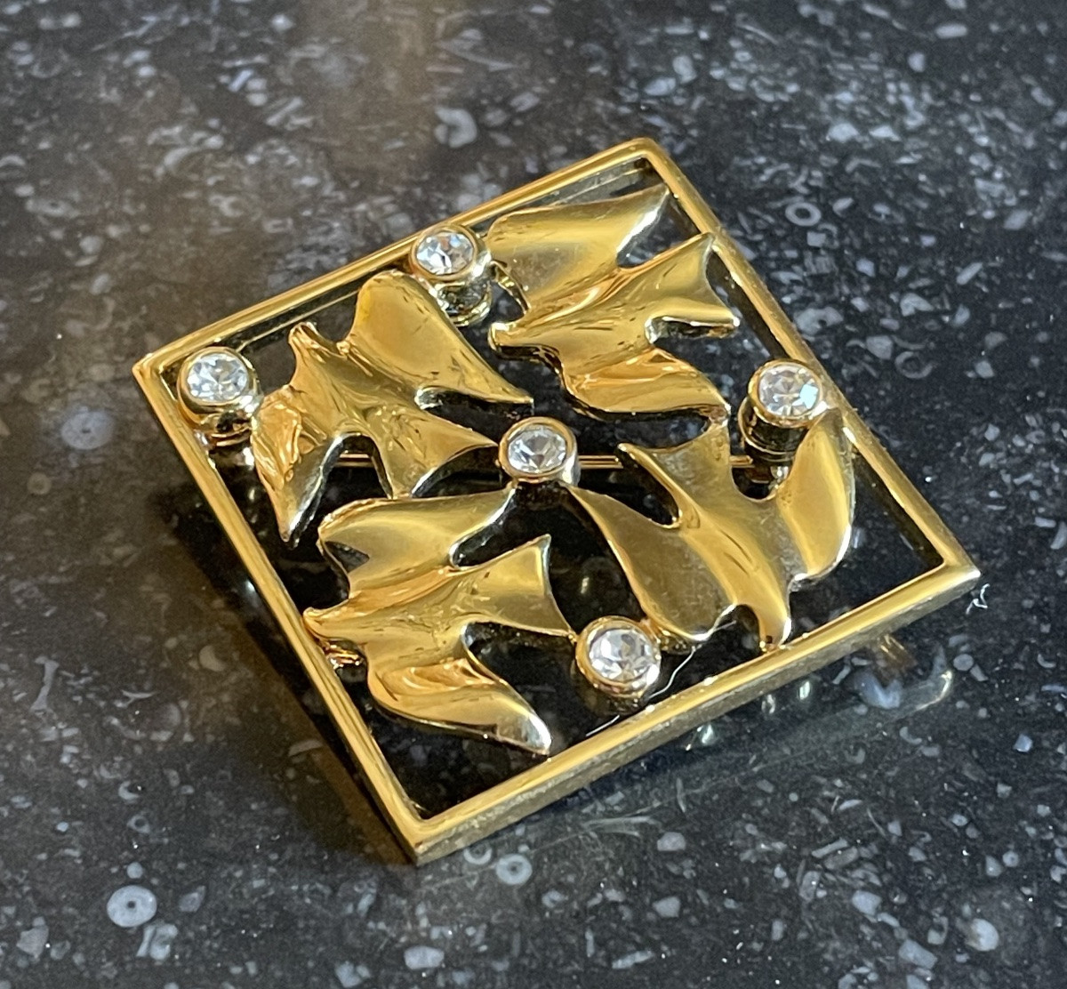 BROCHE DE LA MAISON NINA RICCI BIJOU ESPRIT COUTURE  EN MÉTAL DORÉ ET STRASS  VINTAGE-photo-2