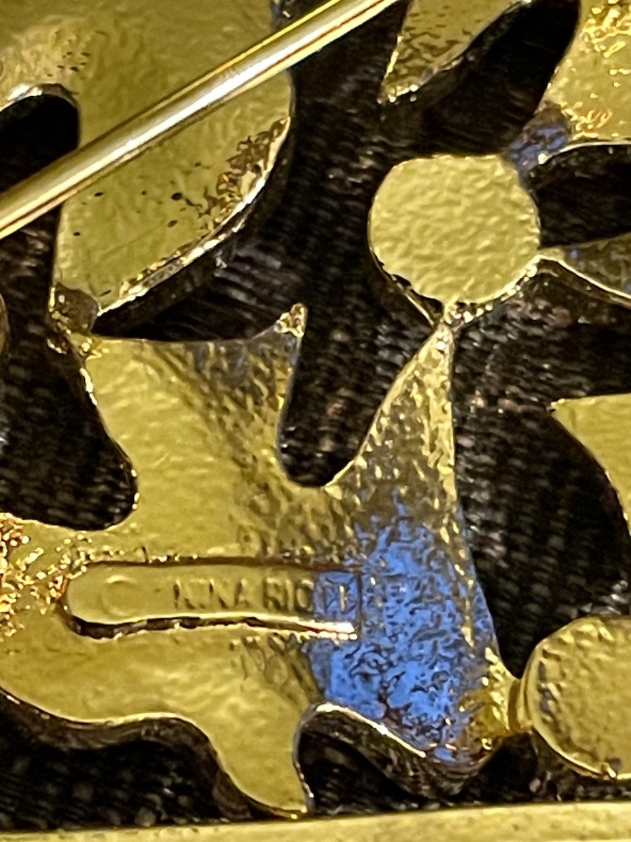 BROCHE DE LA MAISON NINA RICCI BIJOU ESPRIT COUTURE  EN MÉTAL DORÉ ET STRASS  VINTAGE-photo-3