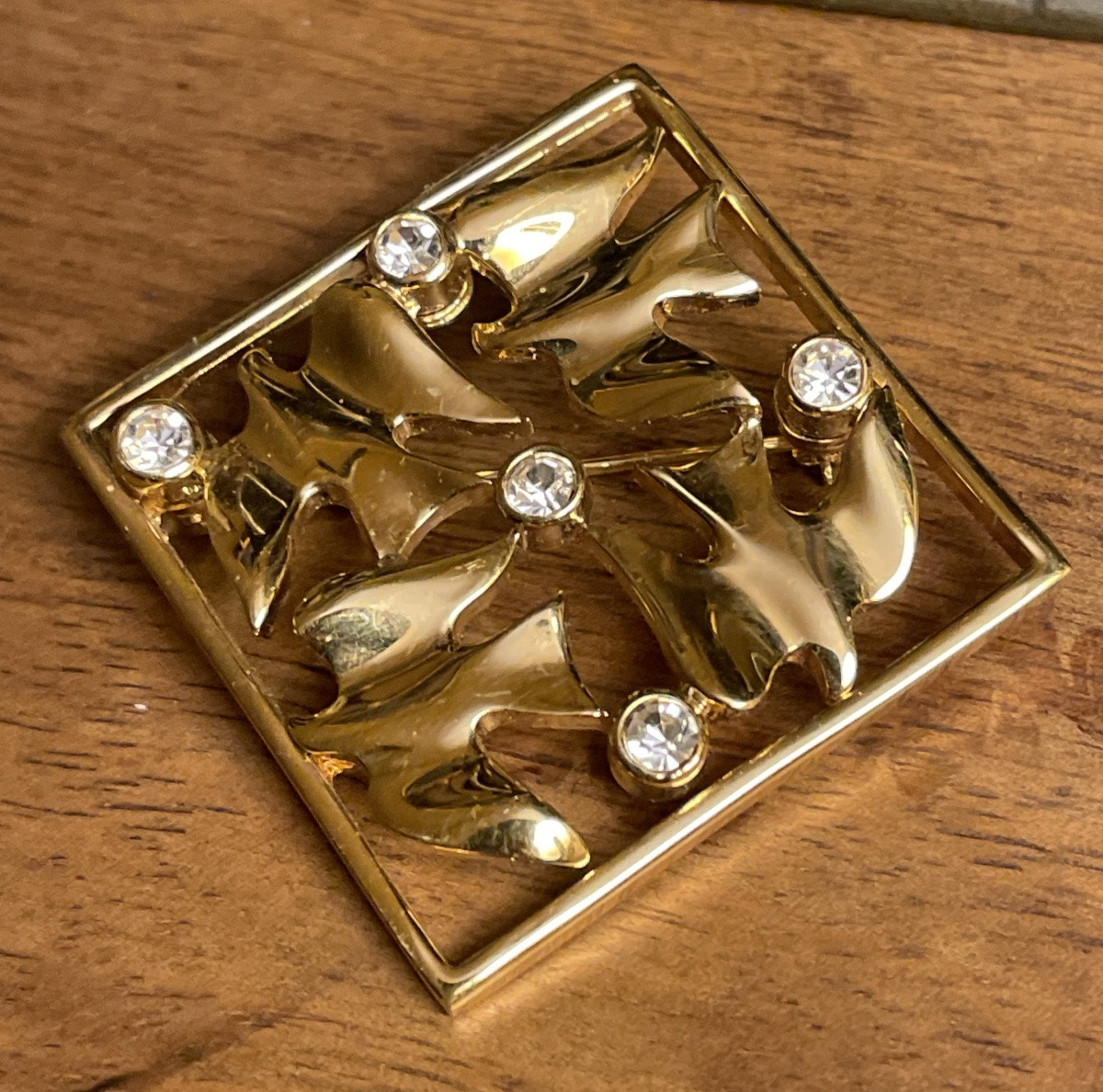 BROCHE DE LA MAISON NINA RICCI BIJOU ESPRIT COUTURE  EN MÉTAL DORÉ ET STRASS  VINTAGE-photo-1