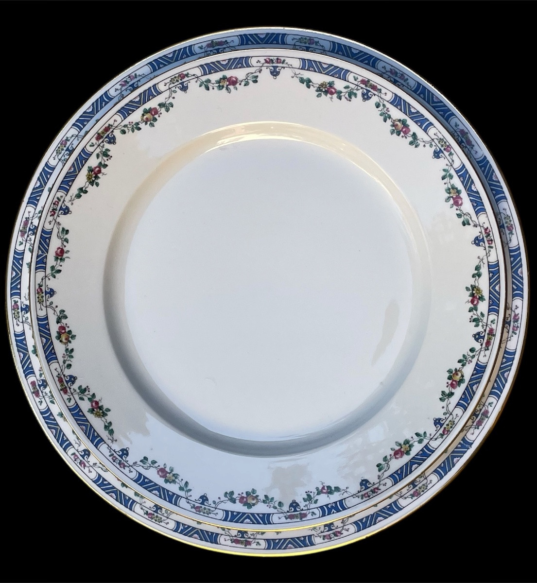 SERVICE  DE TABLE DE LA MAISON RAYNAUD EN PORCELAINE DE LIMOGES LISERÉ DORÉ GUIRLANDE DE FLEURS-photo-2