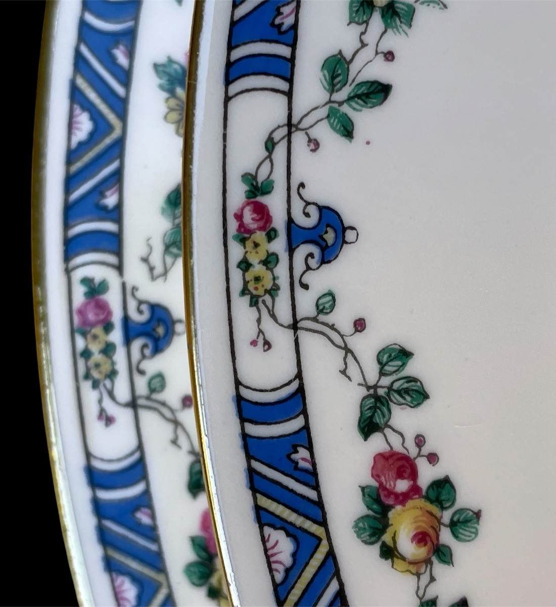 SERVICE  DE TABLE DE LA MAISON RAYNAUD EN PORCELAINE DE LIMOGES LISERÉ DORÉ GUIRLANDE DE FLEURS-photo-4