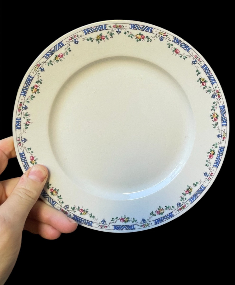 SERVICE  DE TABLE DE LA MAISON RAYNAUD EN PORCELAINE DE LIMOGES LISERÉ DORÉ GUIRLANDE DE FLEURS-photo-2