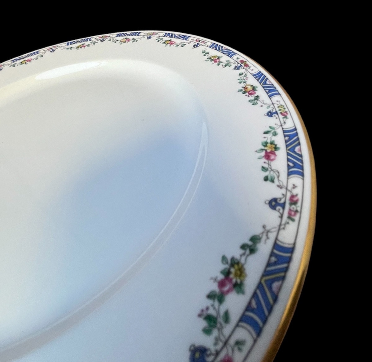 SERVICE  DE TABLE DE LA MAISON RAYNAUD EN PORCELAINE DE LIMOGES LISERÉ DORÉ GUIRLANDE DE FLEURS-photo-5