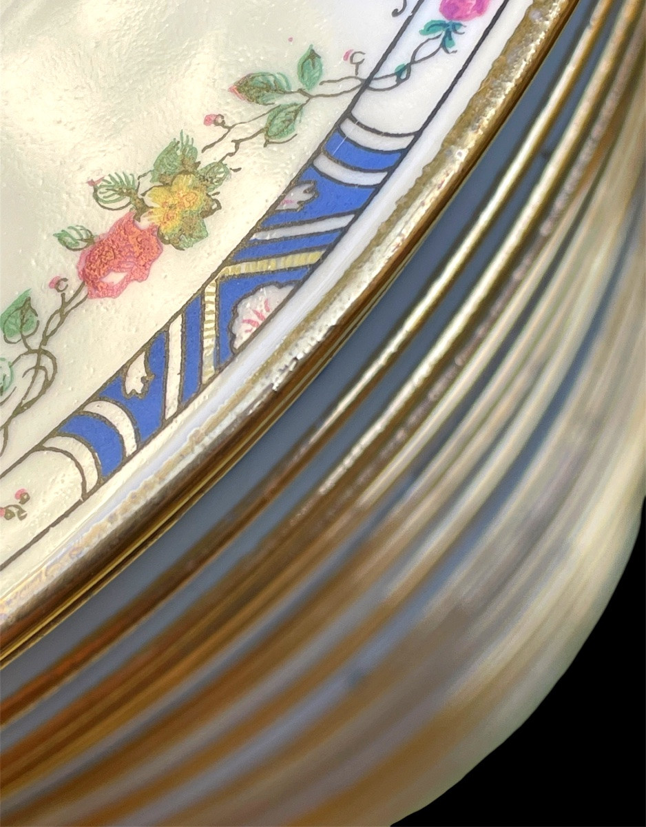 SERVICE  DE TABLE DE LA MAISON RAYNAUD EN PORCELAINE DE LIMOGES LISERÉ DORÉ GUIRLANDE DE FLEURS-photo-8