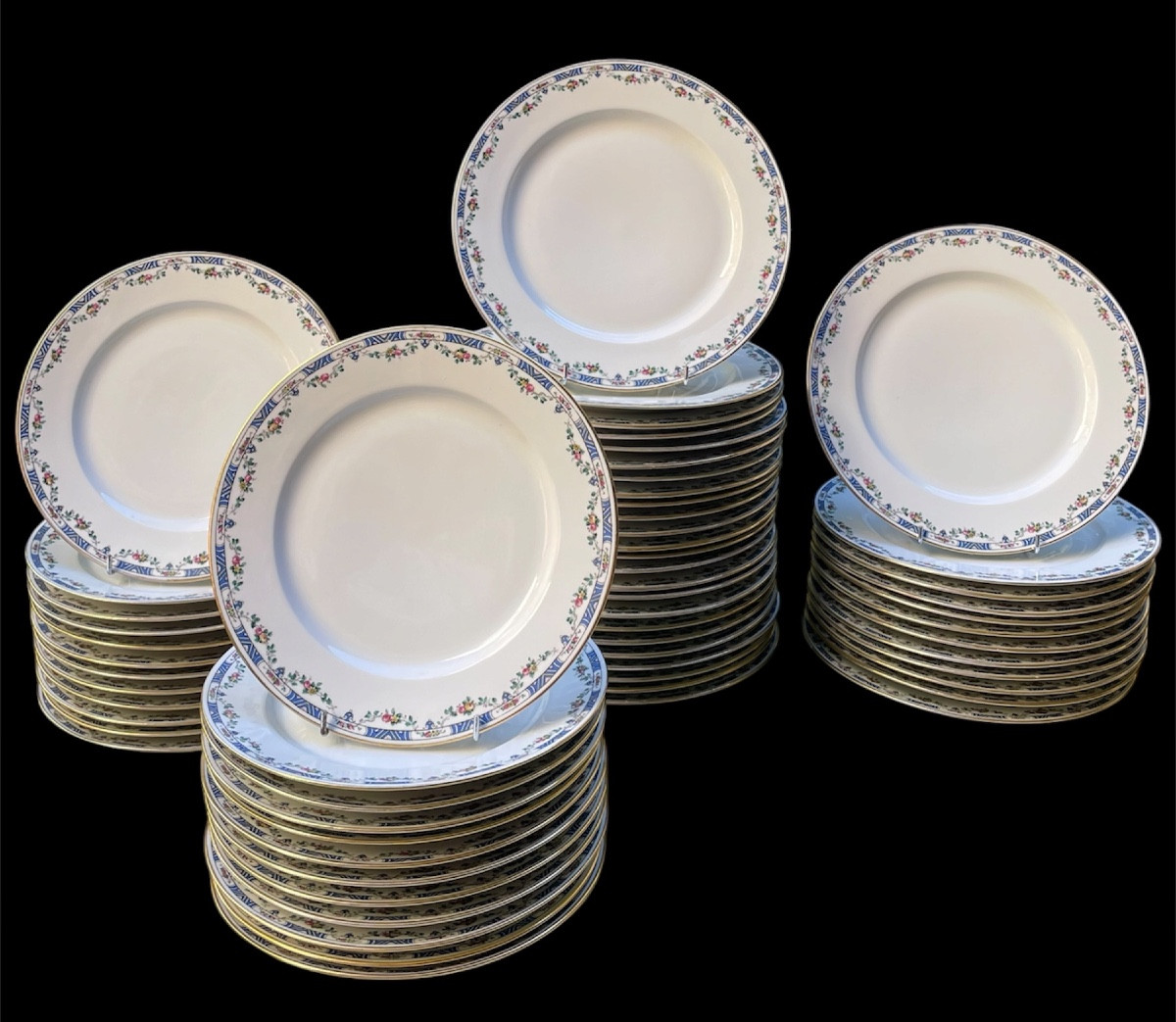 SERVICE  DE TABLE DE LA MAISON RAYNAUD EN PORCELAINE DE LIMOGES LISERÉ DORÉ GUIRLANDE DE FLEURS