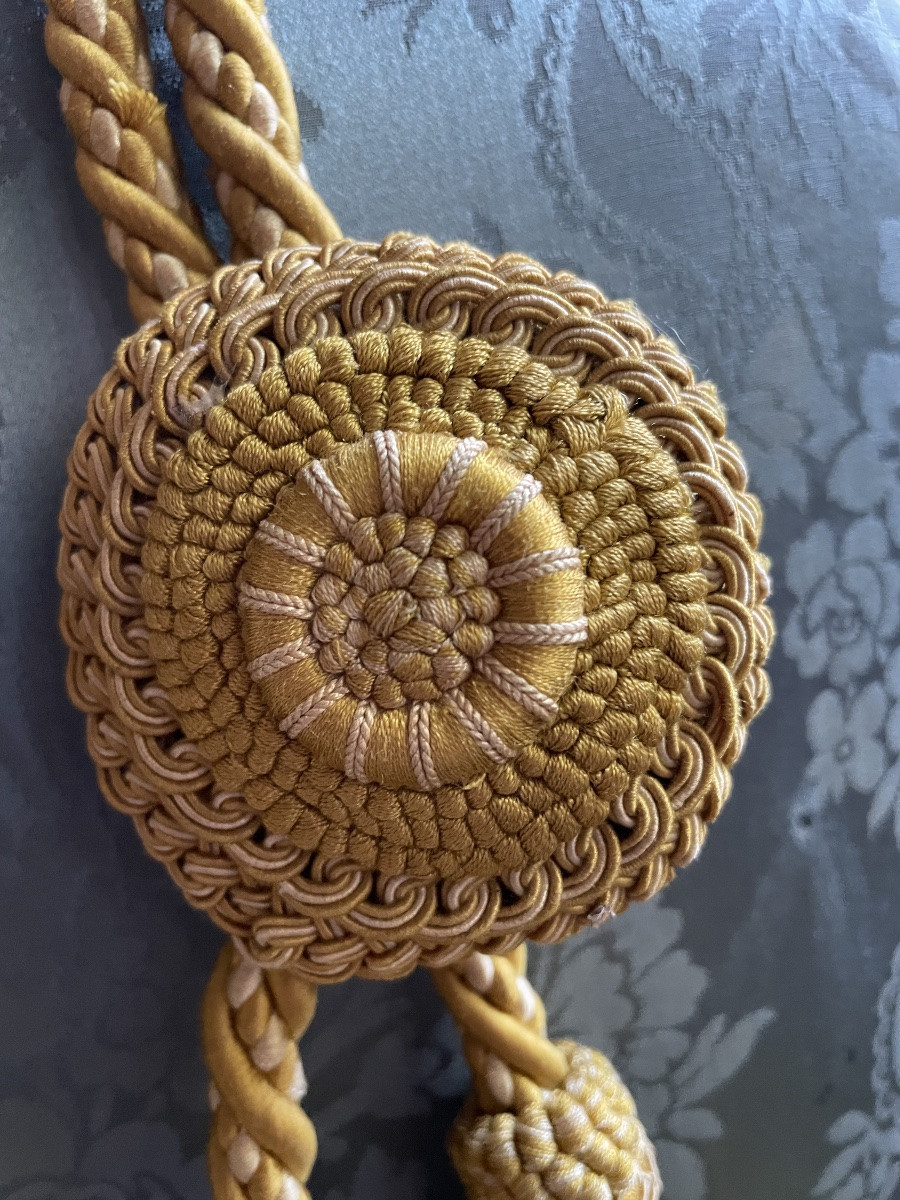  PAIRE D’EMBRASSES DE RIDEAUX EN PASSEMENTERIE JAUNE OCRE  À DOUBLE POMPON  ET MASCARON-photo-2