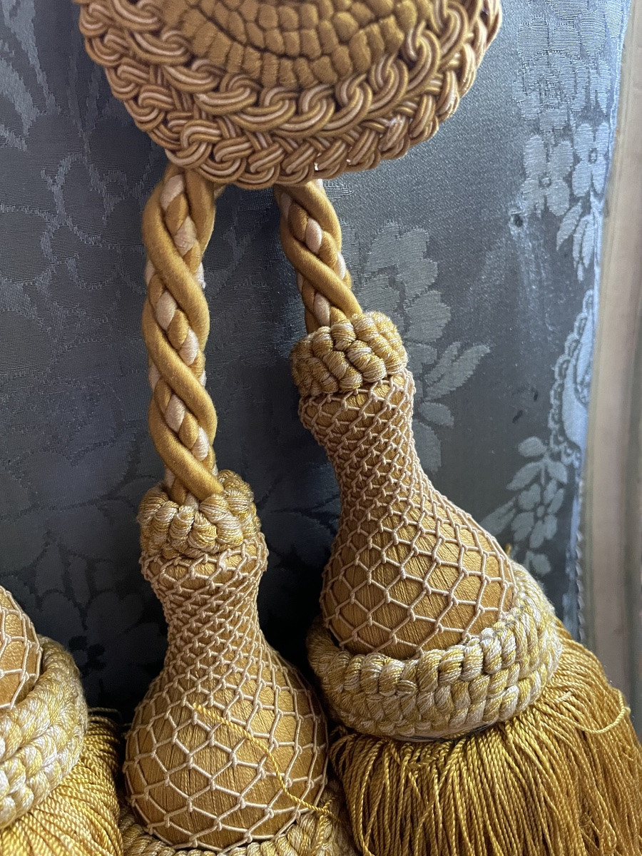  PAIRE D’EMBRASSES DE RIDEAUX EN PASSEMENTERIE JAUNE OCRE  À DOUBLE POMPON  ET MASCARON-photo-3