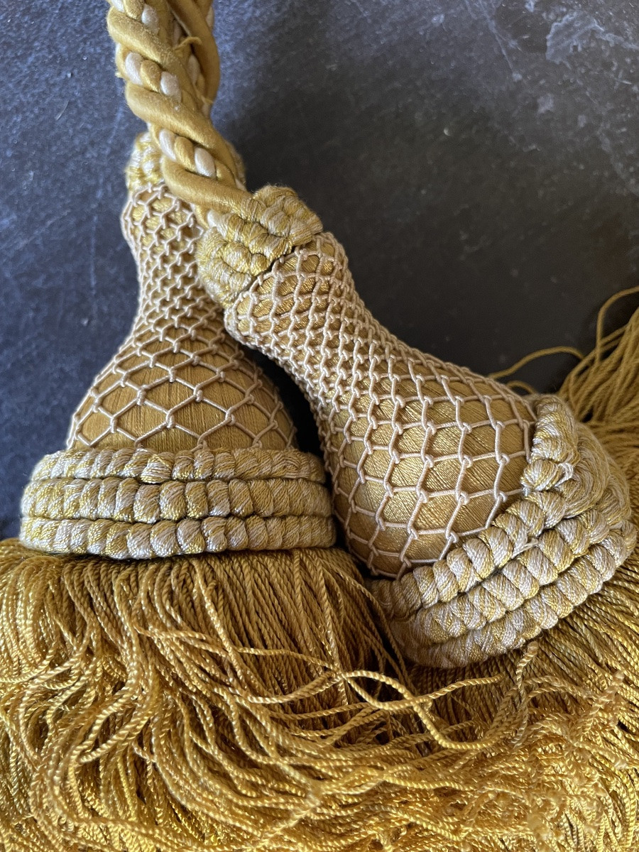  PAIRE D’EMBRASSES DE RIDEAUX EN PASSEMENTERIE JAUNE OCRE  À DOUBLE POMPON  ET MASCARON-photo-4