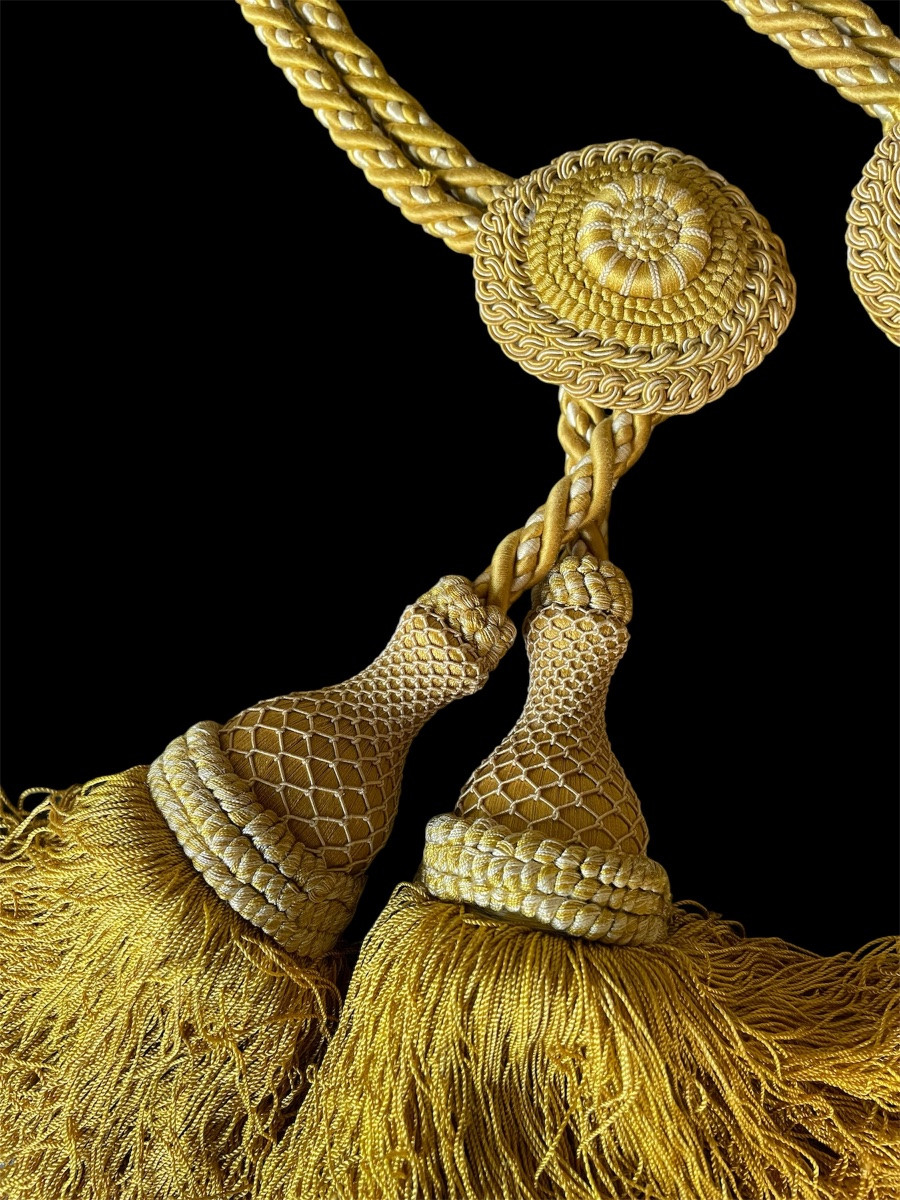  PAIRE D’EMBRASSES DE RIDEAUX EN PASSEMENTERIE JAUNE OCRE  À DOUBLE POMPON  ET MASCARON-photo-2