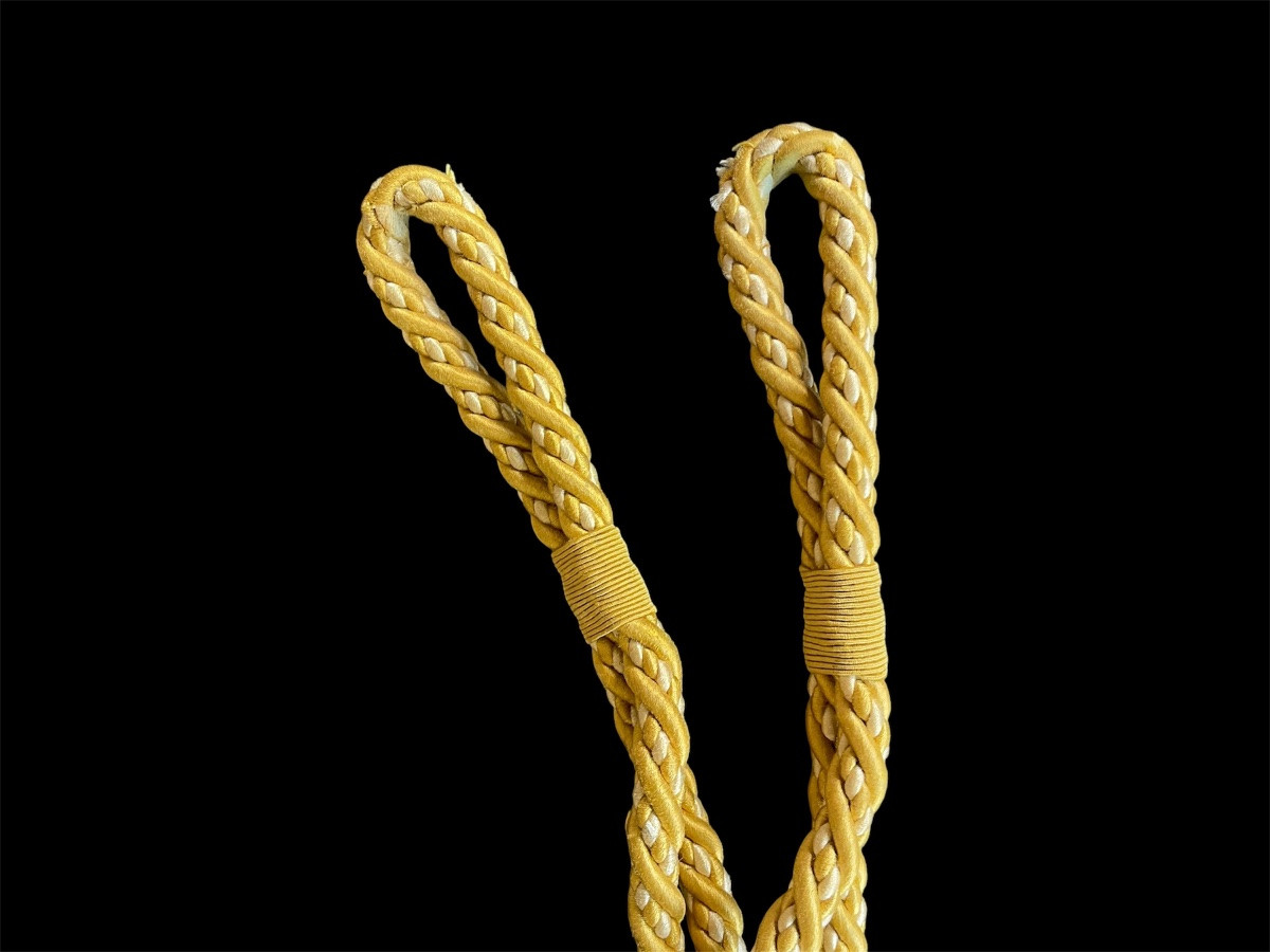  PAIRE D’EMBRASSES DE RIDEAUX EN PASSEMENTERIE JAUNE OCRE  À DOUBLE POMPON  ET MASCARON-photo-3