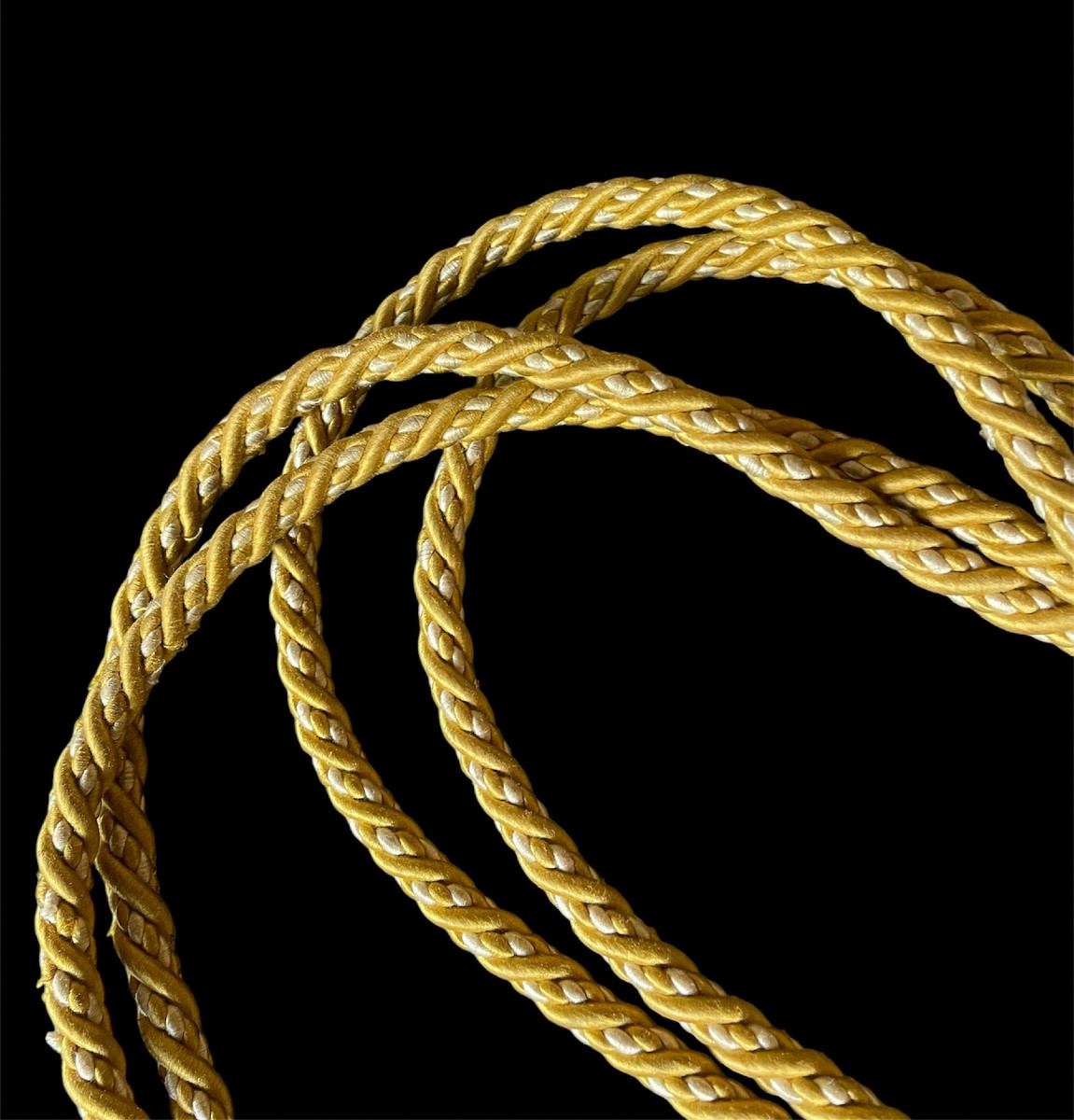  PAIRE D’EMBRASSES DE RIDEAUX EN PASSEMENTERIE JAUNE OCRE  À DOUBLE POMPON  ET MASCARON-photo-4