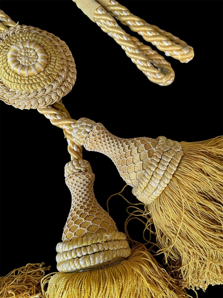 PAIRE D’EMBRASSES DE RIDEAUX EN PASSEMENTERIE JAUNE OCRE  À DOUBLE POMPON  ET MASCARON-photo-5