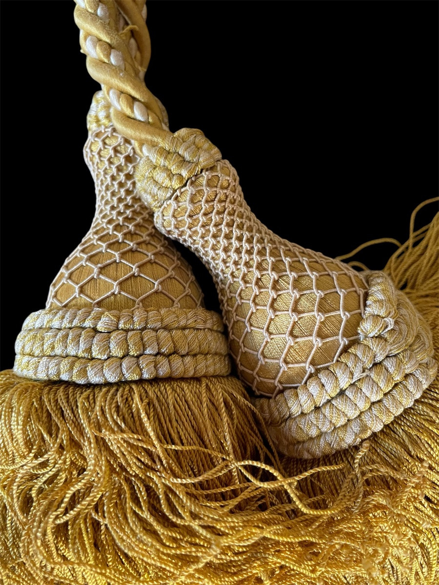  PAIRE D’EMBRASSES DE RIDEAUX EN PASSEMENTERIE JAUNE OCRE  À DOUBLE POMPON  ET MASCARON-photo-7