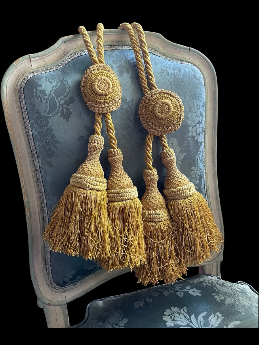  PAIRE D’EMBRASSES DE RIDEAUX EN PASSEMENTERIE JAUNE OCRE  À DOUBLE POMPON  ET MASCARON