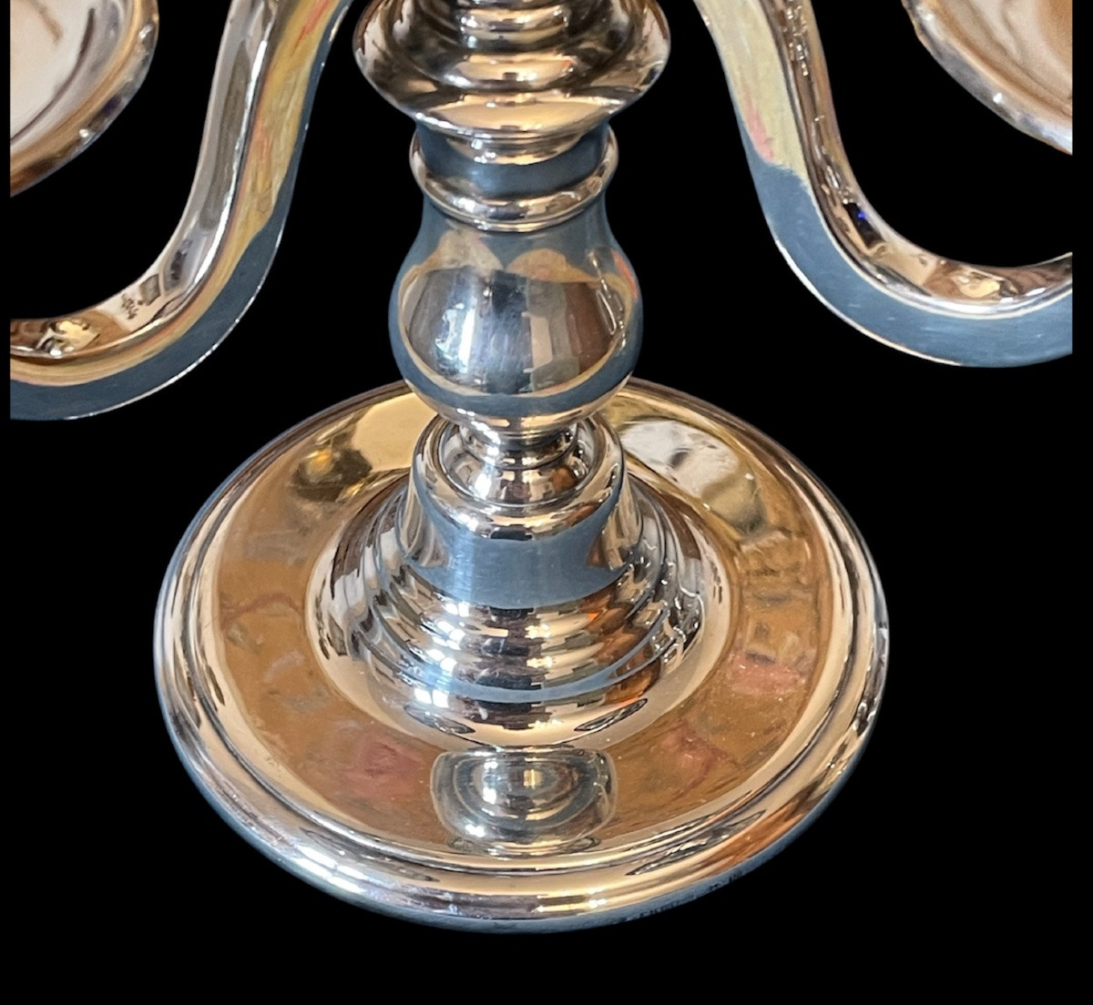 PAIRE DE CHANDELIERS À TROIS FEUX DE LA MAISON ERCUIS EN MÉTAL ARGENTÉ BOUGEOIRS ARGENTERIE -photo-1