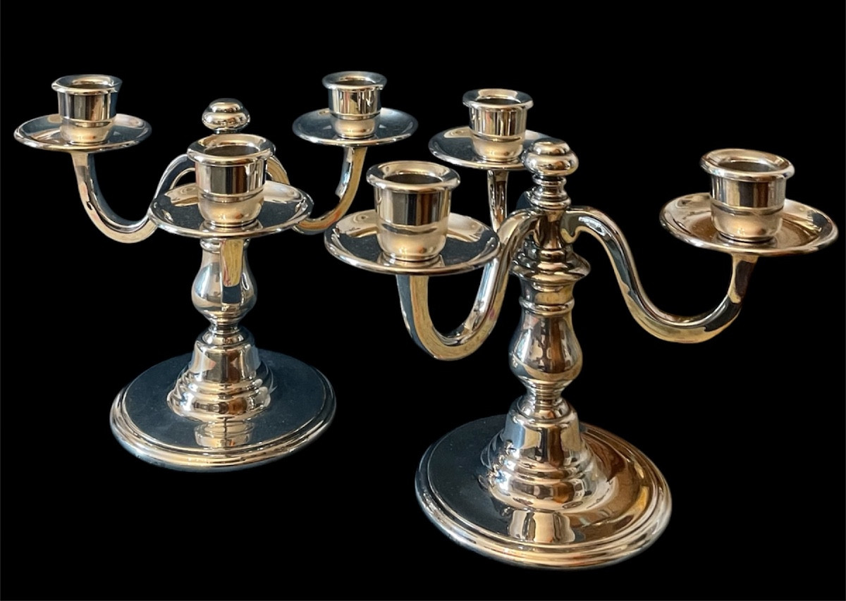 PAIRE DE CHANDELIERS À TROIS FEUX DE LA MAISON ERCUIS EN MÉTAL ARGENTÉ BOUGEOIRS ARGENTERIE 