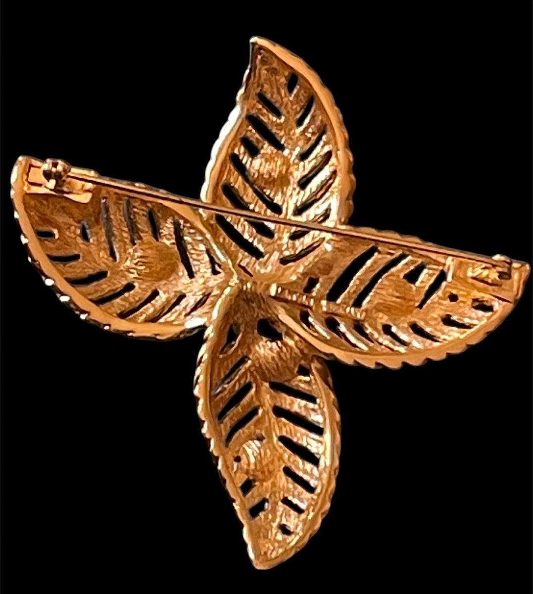 BROCHE COUTURE DE LA MAISON LANVIN PARIS DORÉE FEUILLES STYLISÉES ET STRASS MULTICOLORES -photo-1