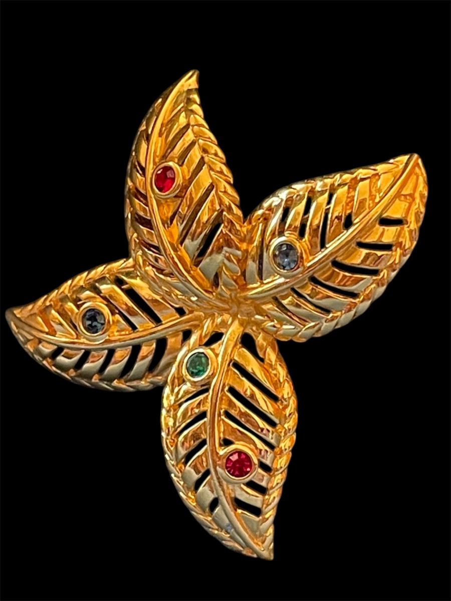 BROCHE COUTURE DE LA MAISON LANVIN PARIS DORÉE FEUILLES STYLISÉES ET STRASS MULTICOLORES 