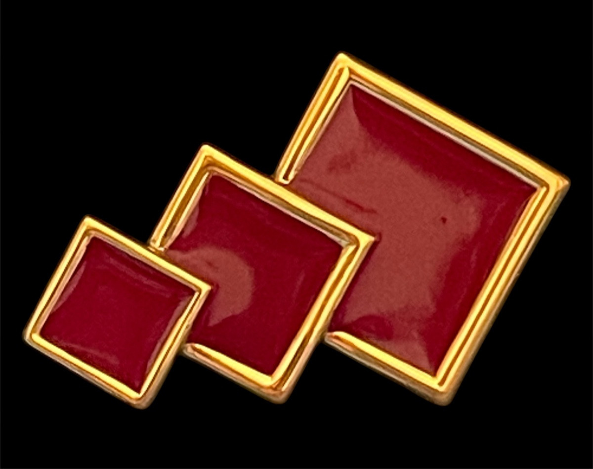 BROCHE DE LA MAISON LANVIN PARIS GÉOMÉTRIQUE ÉMAIL ROUGE ET MÉTAL DORÉ