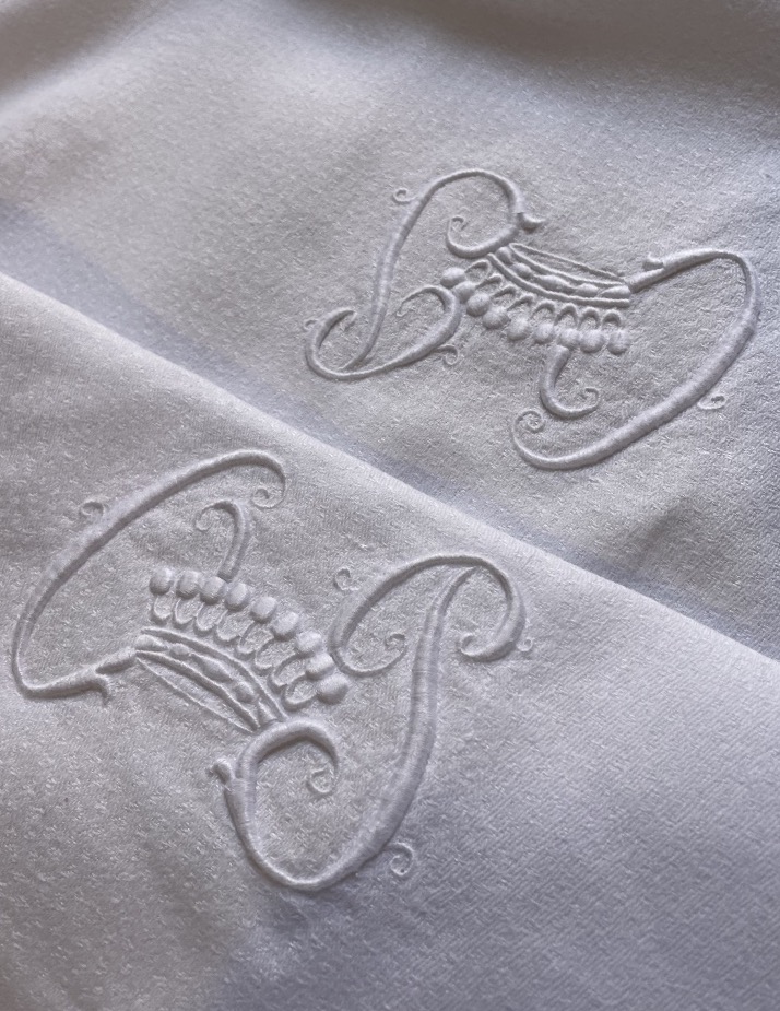 NAPPE DAMASÉE RECTANGULAIRE COURONNE COMTALE SUR UN MONOGRAMME OP COMTE NOBLESSE ARISTOCRATIE 