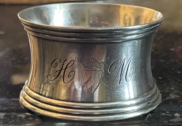 ROND DE SERVIETTE ARMOIRIÉ CHRISTOFLE EN MÉTAL ARGENTÉ CHIFFRE HM SOUS COURONNE DE VICOMTE XIXE-photo-1