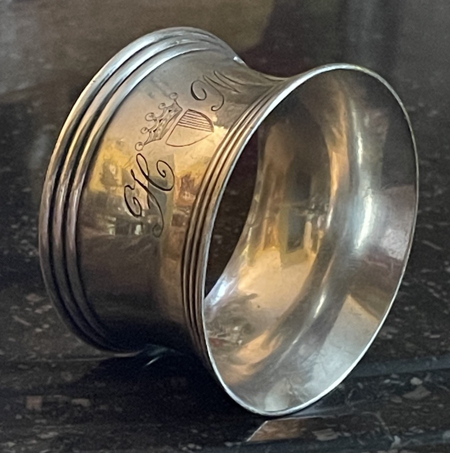 ROND DE SERVIETTE ARMOIRIÉ CHRISTOFLE EN MÉTAL ARGENTÉ CHIFFRE HM SOUS COURONNE DE VICOMTE XIXE