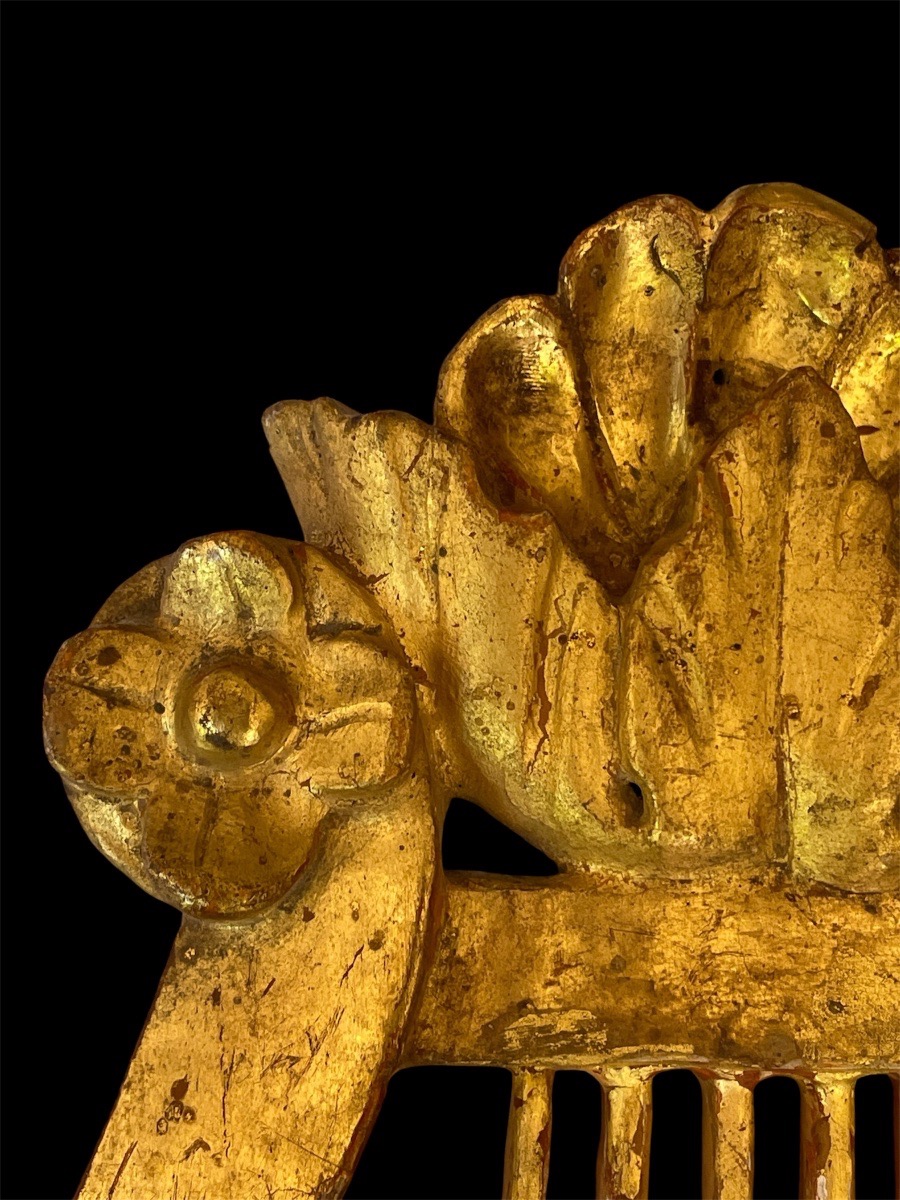 PAIRE D’ORNEMENTS EN BOIS DORÉ SCULPTÉ  À DÉCOR DE LYRE STYLE LOUIS XVI  MILIEU  XIXE SIÈCLE-photo-3
