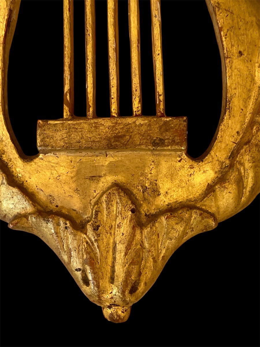 PAIRE D’ORNEMENTS EN BOIS DORÉ SCULPTÉ  À DÉCOR DE LYRE STYLE LOUIS XVI  MILIEU  XIXE SIÈCLE-photo-4