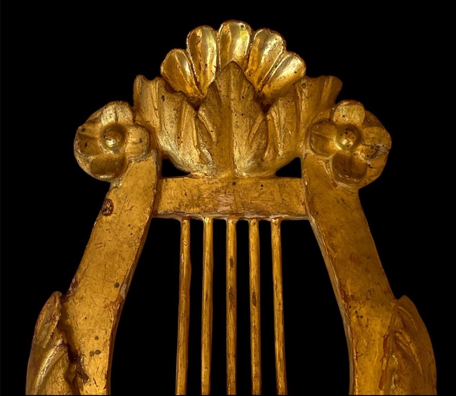 PAIRE D’ORNEMENTS EN BOIS DORÉ SCULPTÉ  À DÉCOR DE LYRE STYLE LOUIS XVI  MILIEU  XIXE SIÈCLE-photo-1
