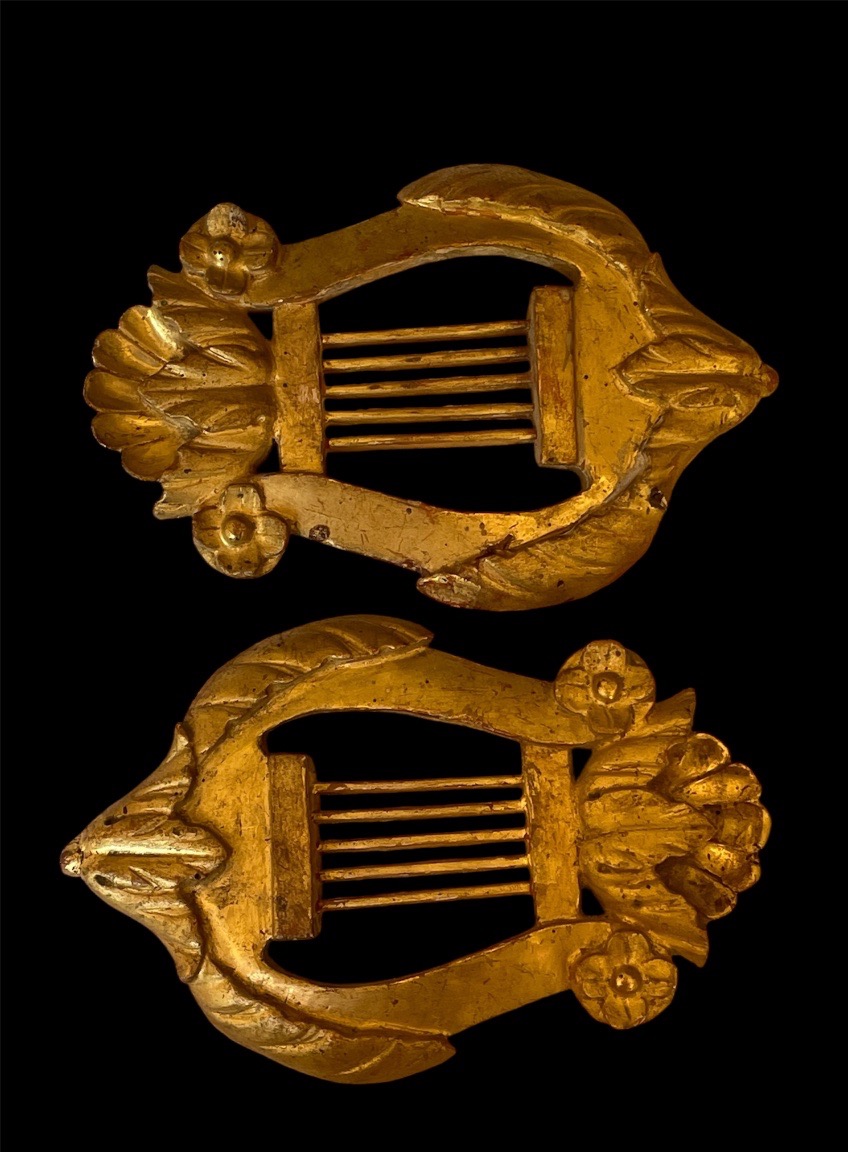 PAIRE D’ORNEMENTS EN BOIS DORÉ SCULPTÉ  À DÉCOR DE LYRE STYLE LOUIS XVI  MILIEU  XIXE SIÈCLE-photo-2