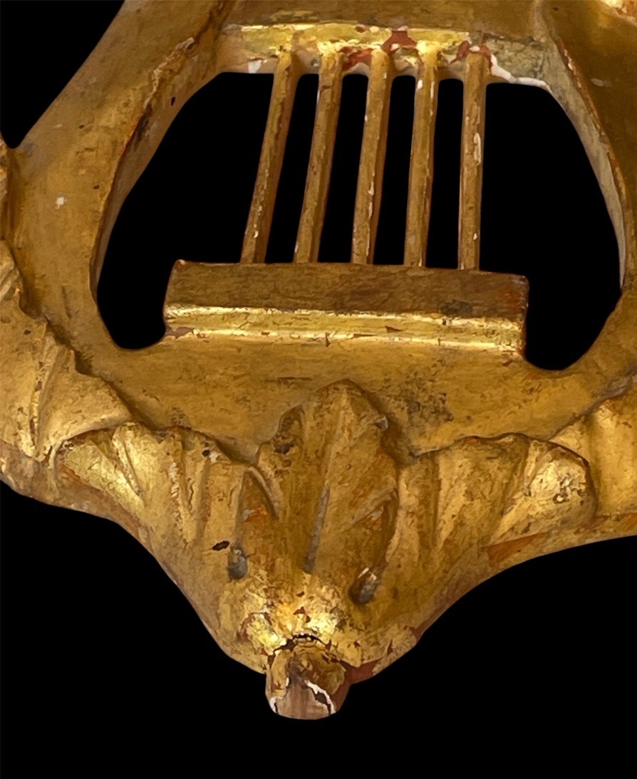 PAIRE D’ORNEMENTS EN BOIS DORÉ SCULPTÉ  À DÉCOR DE LYRE STYLE LOUIS XVI  MILIEU  XIXE SIÈCLE-photo-4
