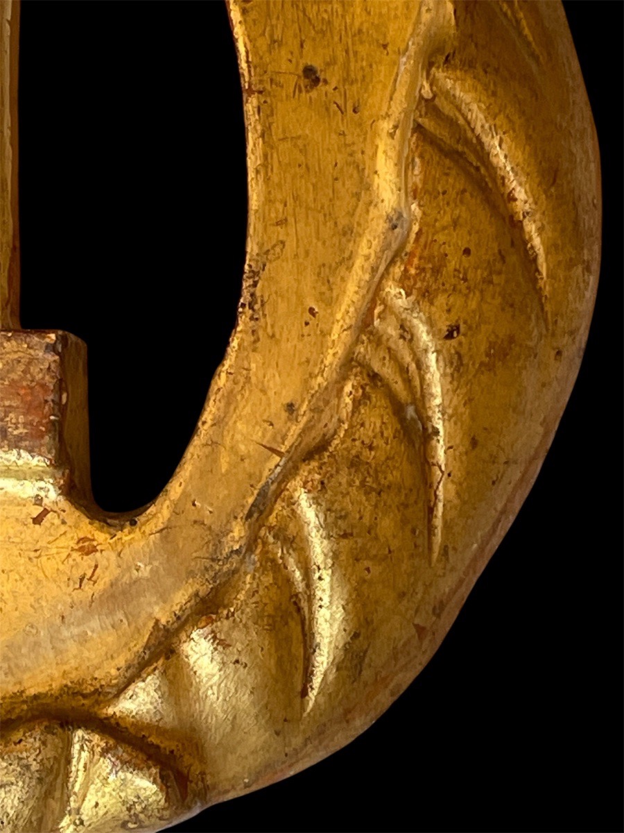 PAIRE D’ORNEMENTS EN BOIS DORÉ SCULPTÉ  À DÉCOR DE LYRE STYLE LOUIS XVI  MILIEU  XIXE SIÈCLE-photo-6