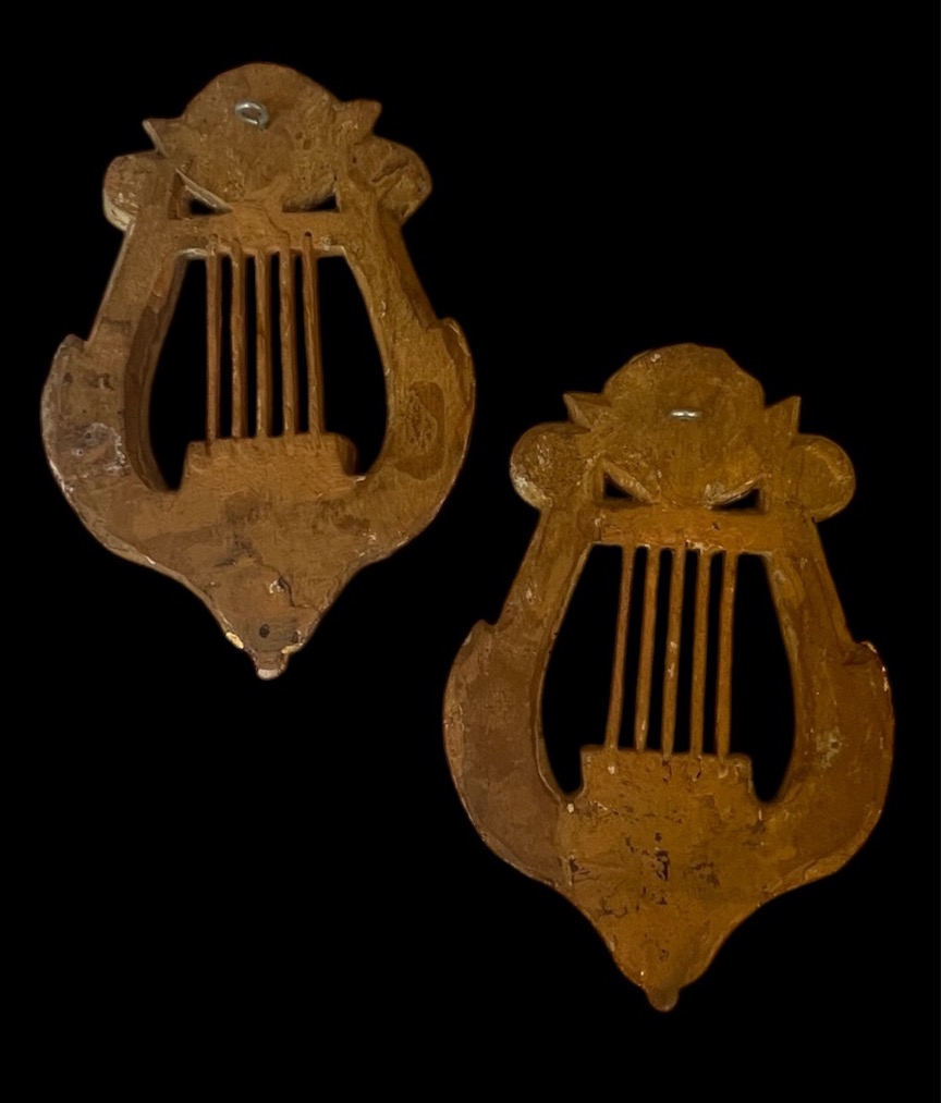 PAIRE D’ORNEMENTS EN BOIS DORÉ SCULPTÉ  À DÉCOR DE LYRE STYLE LOUIS XVI  MILIEU  XIXE SIÈCLE-photo-7