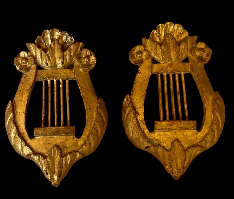 PAIRE D’ORNEMENTS EN BOIS DORÉ SCULPTÉ  À DÉCOR DE LYRE STYLE LOUIS XVI  MILIEU  XIXE SIÈCLE-photo-8