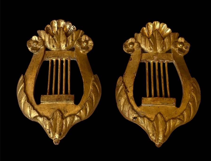 PAIRE D’ORNEMENTS EN BOIS DORÉ SCULPTÉ  À DÉCOR DE LYRE STYLE LOUIS XVI  MILIEU  XIXE SIÈCLE