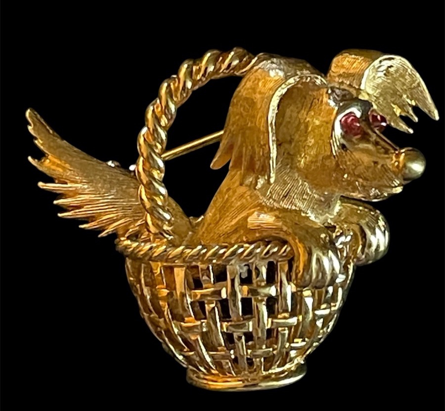 BROCHE BESTIAIRE TECKEL DE LA MAISON MARCEL BOUCHER EN MÉTAL DORÉ ET PIERRES ROUGES 